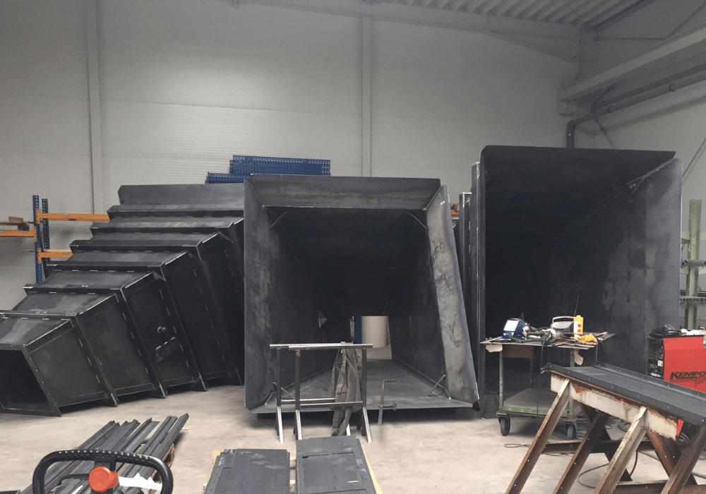 Schweißbaugruppen aus Stahl in der Fertigungshalle der HB Fertigungs GmbH in Stuhr