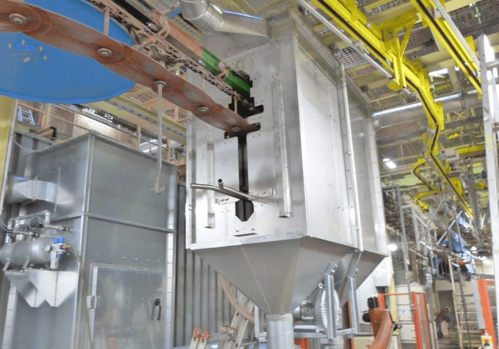 Metallbau-Pulverbeschichtungsanlage in moderner Fertigungshalle in Stuhr bei Bremen