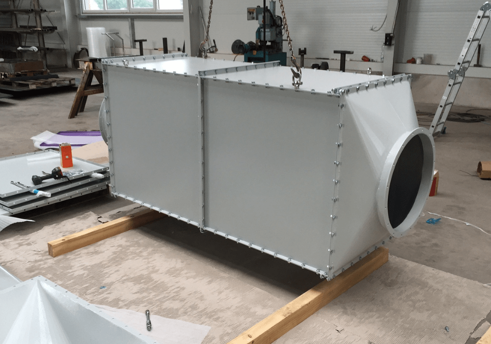 Montierter Metallbehälter mit Flansch in Werkhalle der HB Fertigungs GmbH in Stuhr