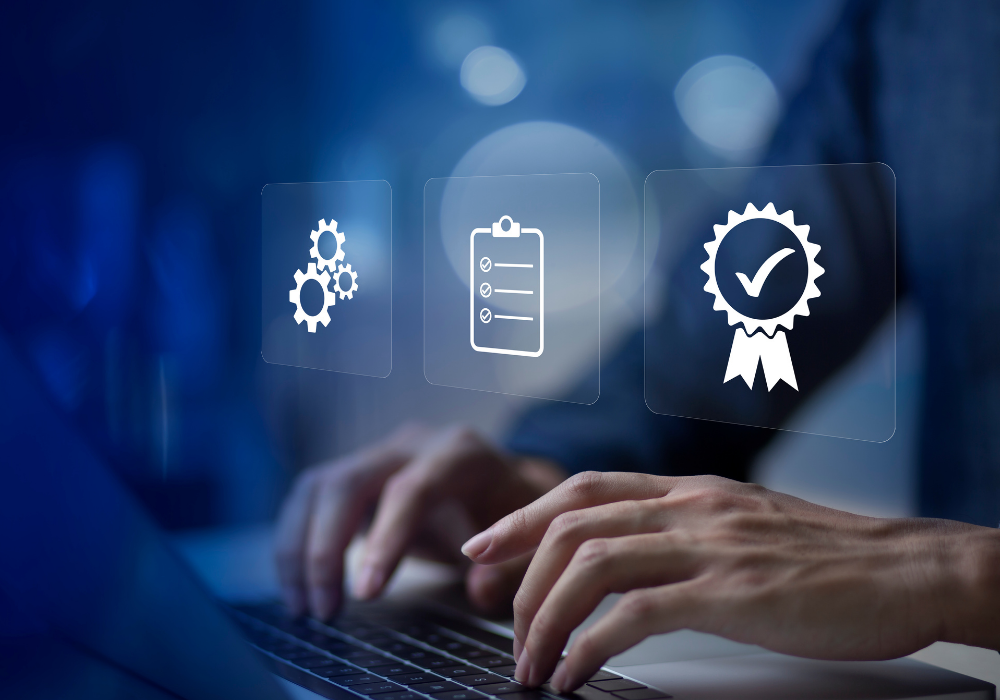 Laptop mit Qualitätszertifikat sowie Icons für Metallbau und Schweißkonstruktionen