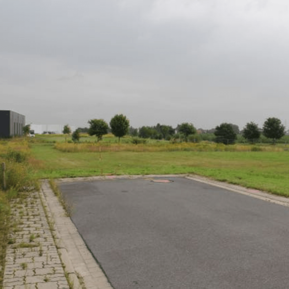 Freies Baugrundstück mit Zufahrt und Wiese für Metallbau in Stuhr