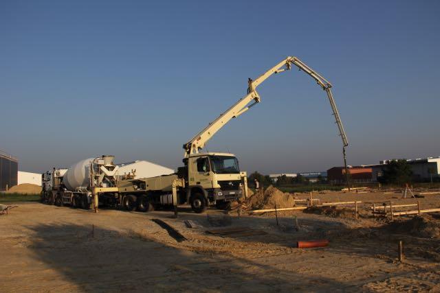 Betonmischer mit Ausleger auf Baustelle bei HB Fertigungs GmbH in Stuhr
