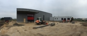 Fertigungshalle mit Baumaschinen im Außenbereich der HB Fertigungs GmbH in Stuhr