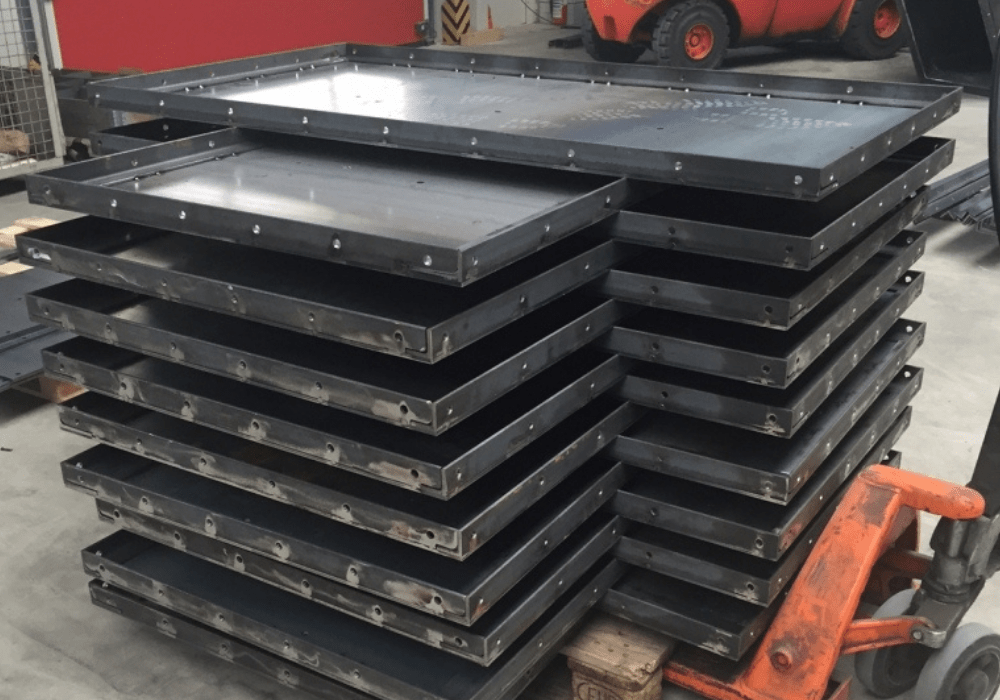 Gestapelte Metallbauplatten als Schweißkonstruktionen bei HB Fertigungs GmbH in Stuhr