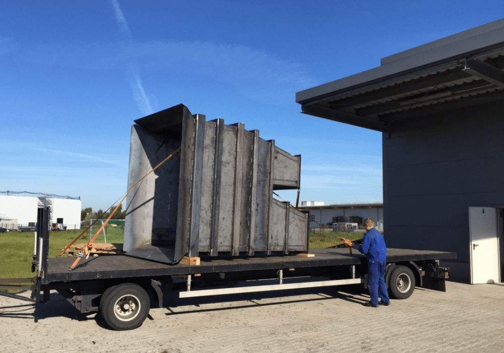 Schweißkonstruktion aus Stahl wird bei HB Fertigungs GmbH in Stuhr verladen