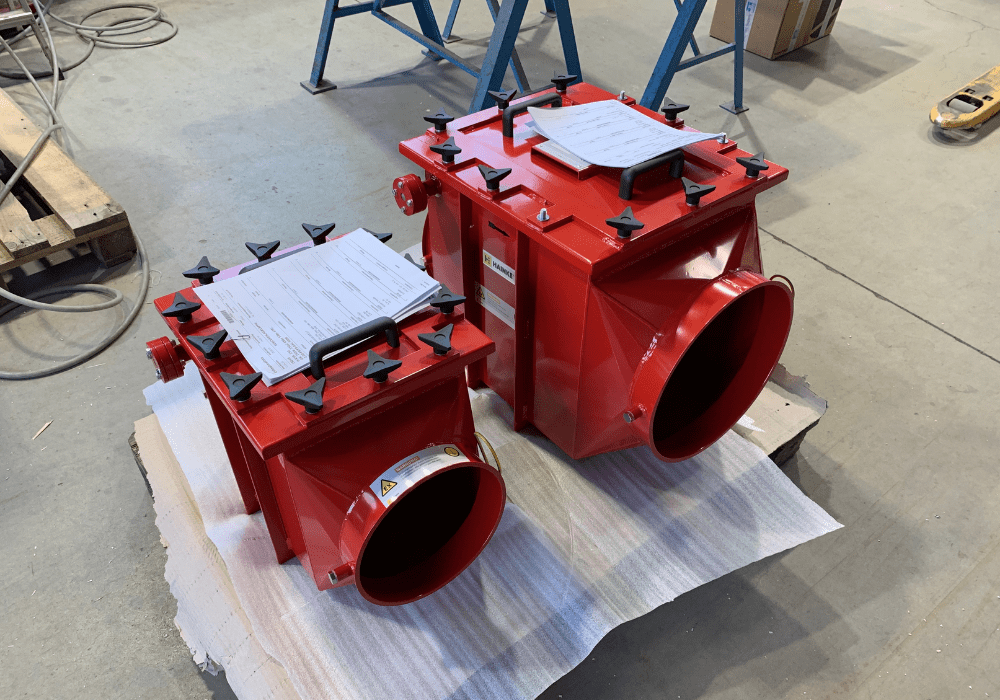 Zwei rote pulverbeschichtete Schweißbaugruppen bei HB Fertigungs GmbH Stuhr