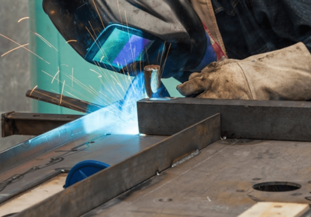 Schweißer bearbeitet Stahlbaugruppe bei HB Fertigungs GmbH in Stuhr