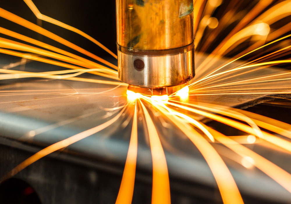 Schweißkonstruktion mit Funkenflug bei Metallbau in der HB Fertigungs GmbH Stuhr