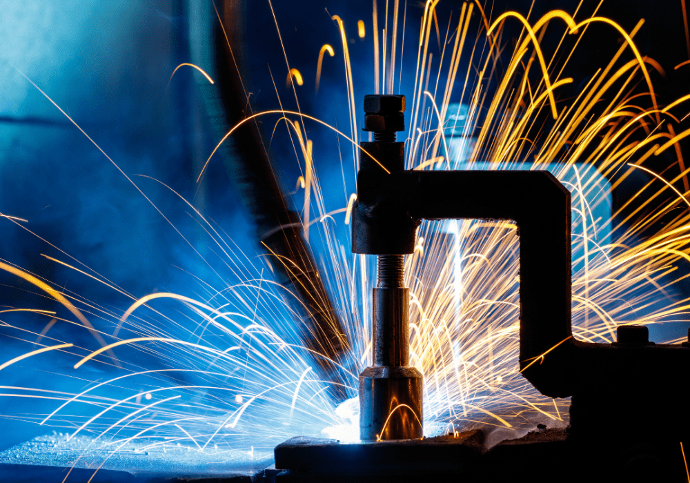 Schweißkonstruktion mit Funkenflug bei HB Fertigungs GmbH in Stuhr bei Bremen